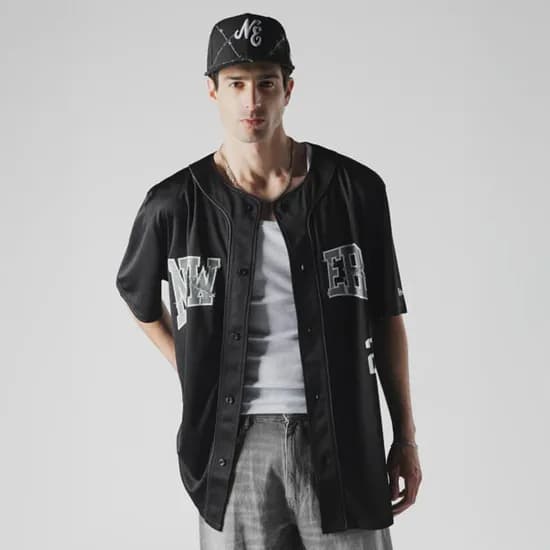 Remera New Era Street Graphic Negro Boton